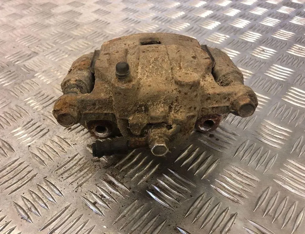 MAZDA Carol 6 generation (HB25S, HB35S) (2009-2014) Bal első féknyereg 31588633