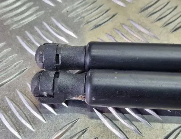 VOLKSWAGEN Caddy 3 generation (2004-2015) Jobb oldali csomagtérajtó gázrugója 2K0827550 31086331