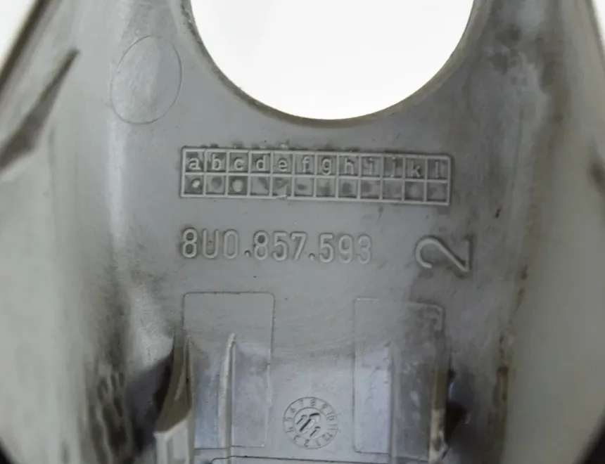 AUDI Q3 8U (2011-2020) Egyéb díszítőcsík-részek 8U0857593 2826827