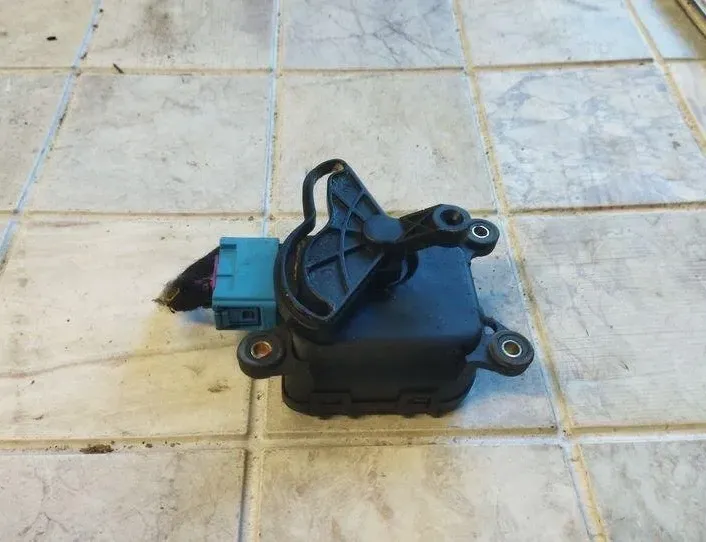 AUDI A6 C5/4B (1997-2004) Belső fűtőtest vezérlőszelepei 0132801129,4B1820511C 18220342