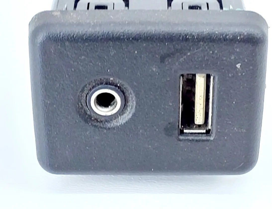 OPEL Astra K (2015-2021) Kiegészítő zenelejátszó-csatlakozók 13599456 22207219