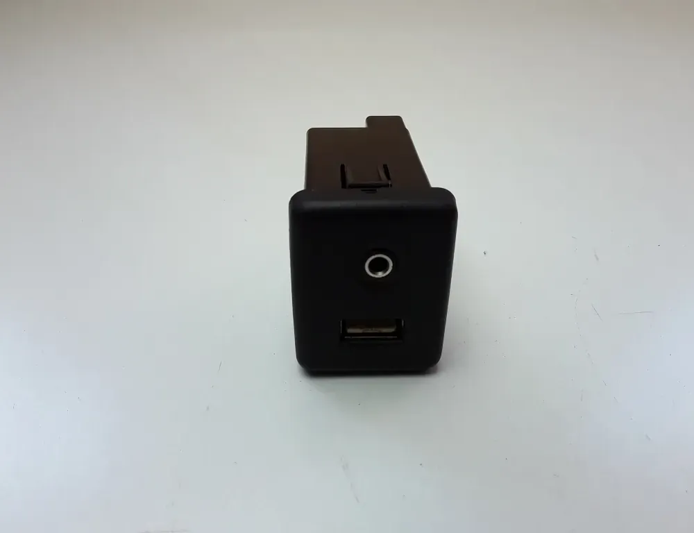 OPEL Astra K (2015-2021) Kiegészítő zenelejátszó-csatlakozók 13599456 34832189