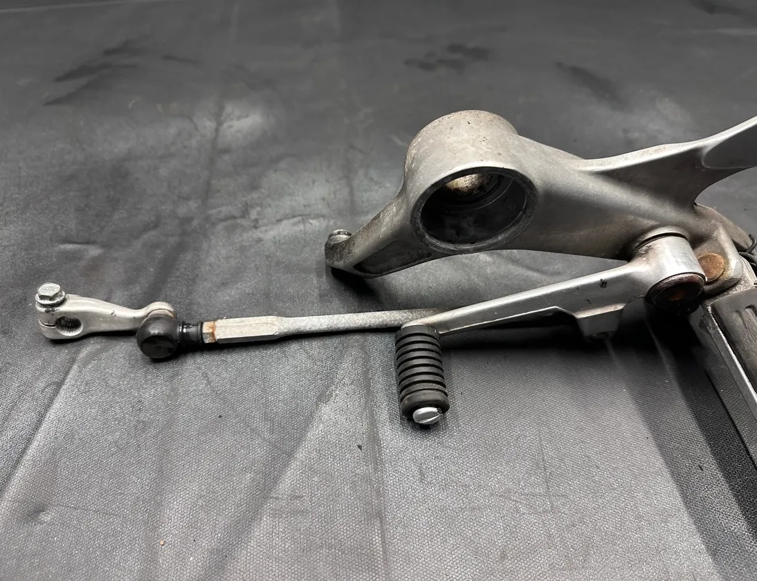 HONDA VTR Bal oldali első lábtartó pedál akasztója  MBB-M-L 34511224