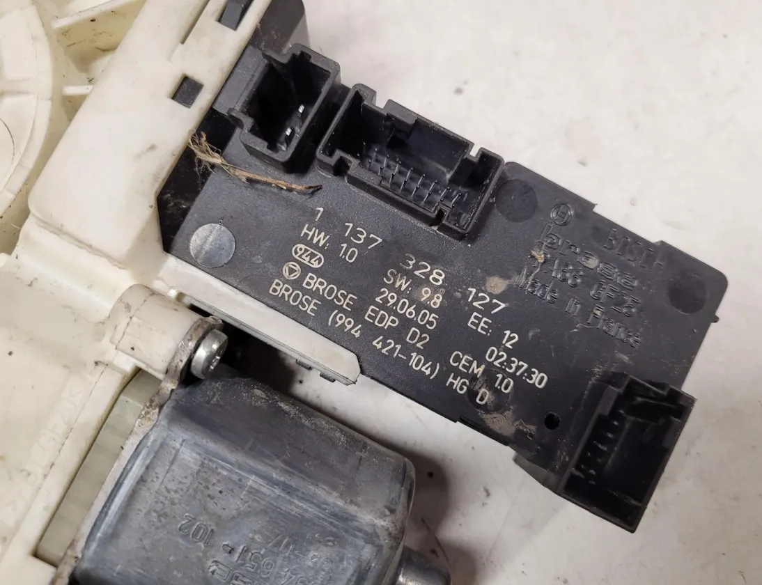 PEUGEOT 307 1 generation (2001-2008) Маторчик стеклоподъемника передней левой двери 1137328127 28661753