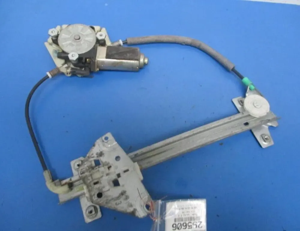 VOLVO V40 1 generation (1996-2004) Rear left door window lifter 21369200