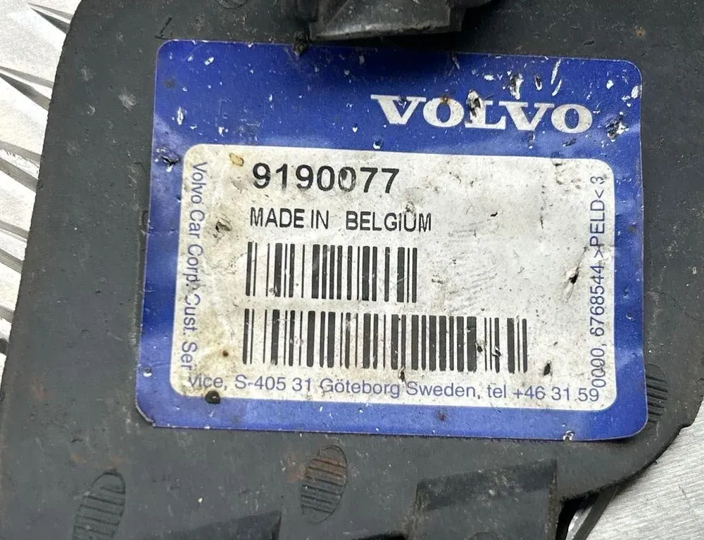 VOLVO S60 1 generation (2000-2009) Jobb oldali fényszórómosó zártakaró lemeze 463159,9190077 34111937