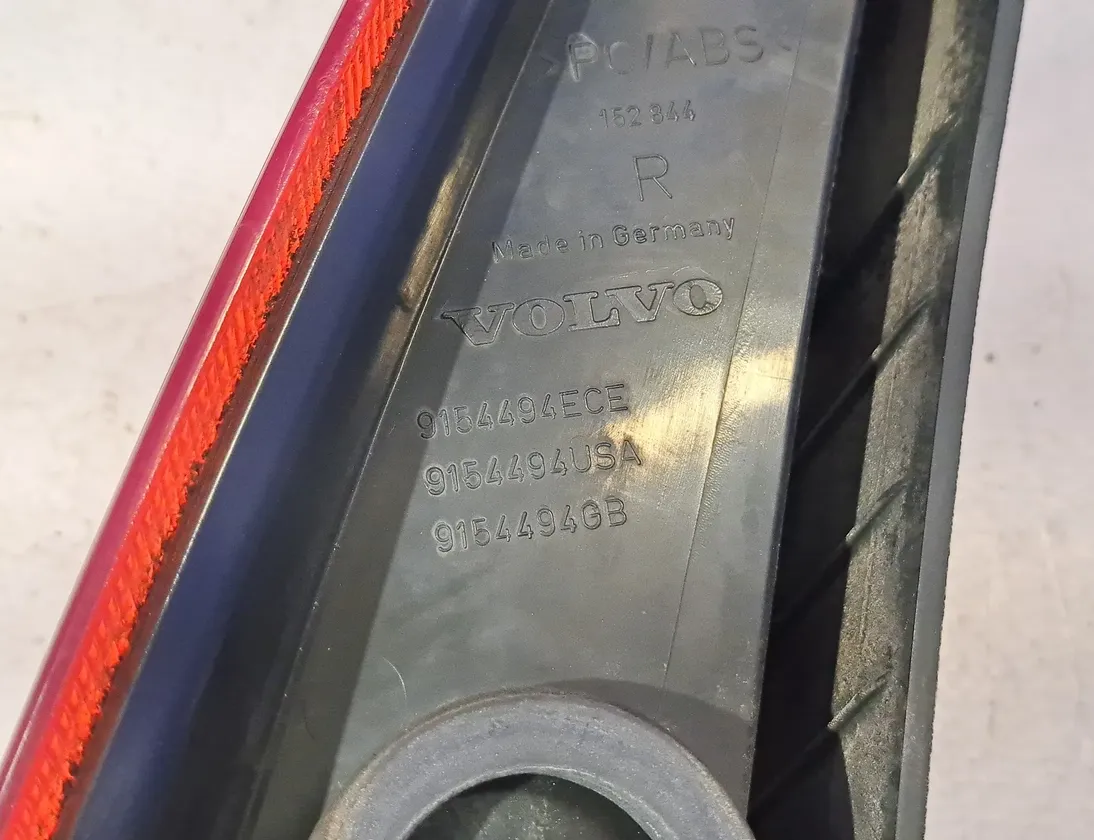 VOLVO V70 2 generation (2000-2008) Csomagtérajtó jobb oldali hátsó lámpája 9154494,9483689 34832144