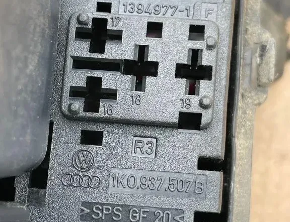 VOLKSWAGEN Passat B6 (2005-2010) Biztosítószekrény 13949771,1K0937507B 34832996