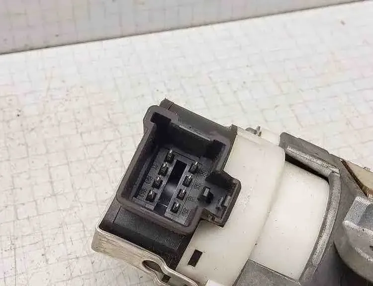 VOLVO V70 2 generation (2000-2008) Gyújtászár 73760,8626324 32517846