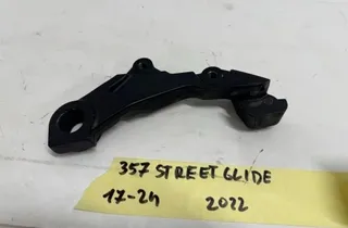 HARLEY-DAVIDSON MC STREET GLIDE Hátsó féknyereg szerelőkonzolja 33063724