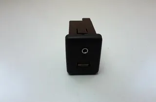 OPEL Astra K (2015-2021) Kiegészítő zenelejátszó-csatlakozók 13599456 34832189