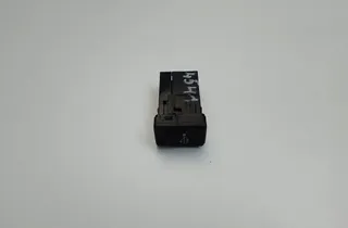 TOYOTA Yaris 3 generation (2010-2019) Kiegészítő zenelejátszó-csatlakozók 861900D060 34832176