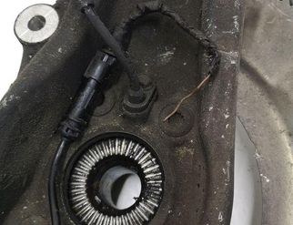 BMW 5 Series F10/F11 (2009-2017) Bal első kerékagy orsója 32817465