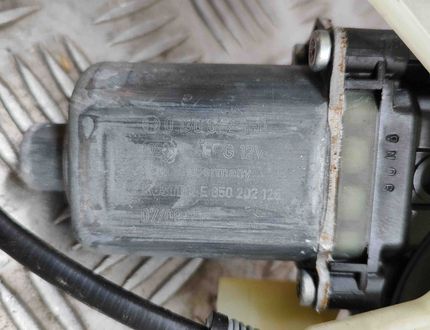 PORSCHE Taycan 1 generation (2019-2023) Jobb hátsó ajtó ablakemelője 9J1839402C,9J1.839.402.C,E059324304D,0130822060,E850202126 23951925