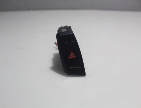 AUDI A4 B7/8E (2004-2008) Vészjelző gomb 32922838